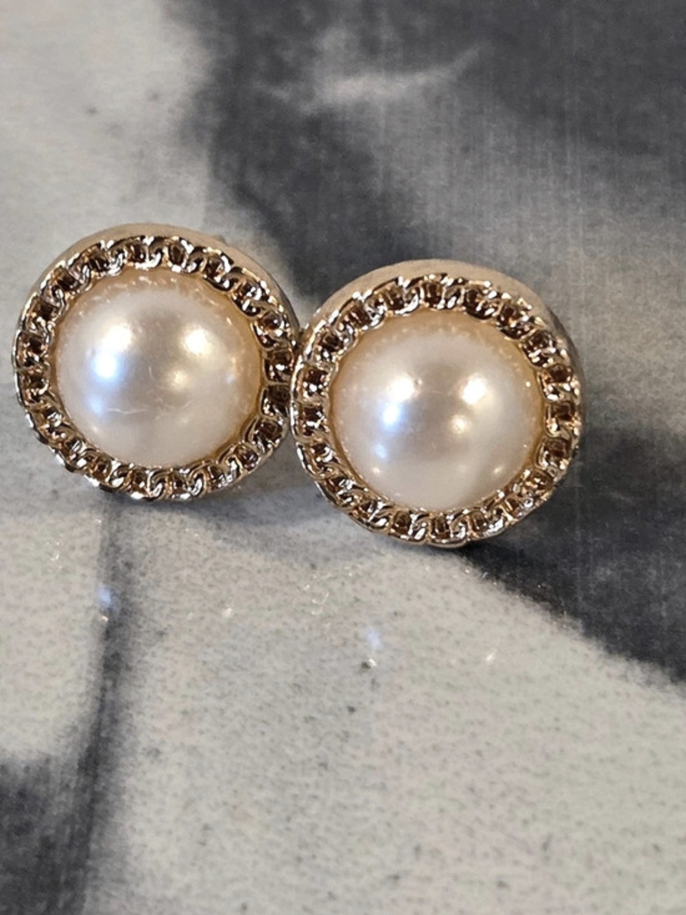 Pearl & Crystal Stud Earrings in Gold & White Like New